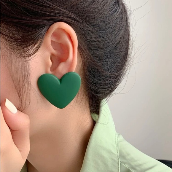 🌟2/$25 Oversized Matte Green Love Earrings - Picture 2 of 5